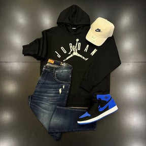 Kit com Blusão Jordan, Tênis Air Jordan, Boné NK e Calça Jeans